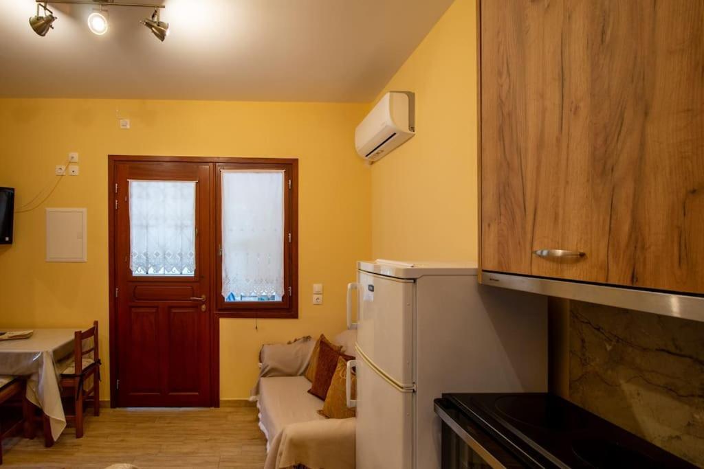 Helen'S Home Milina Exterior photo